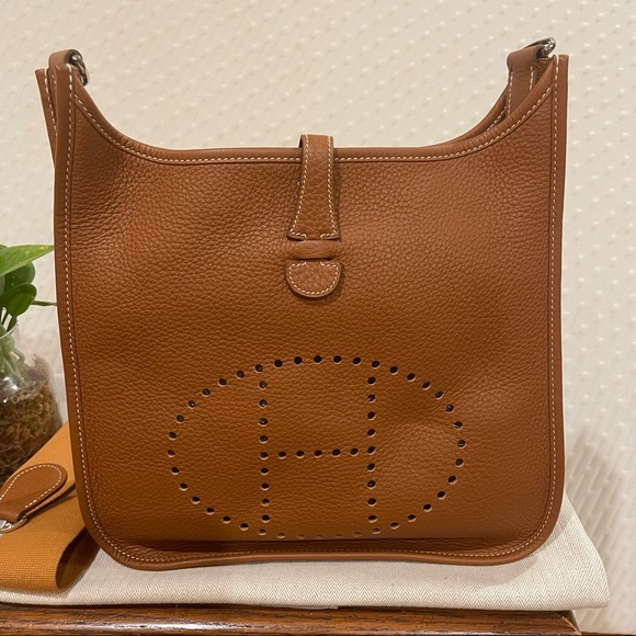 Authentic Hermés Evelyne III GM Crossbody Bag - Picture 4 of 13